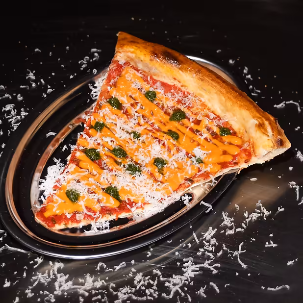 Chida - La rebelde del menú. Salsa de tequila y pesto casero sobre tomate San Marzano para un toque mexicano-italiano único.